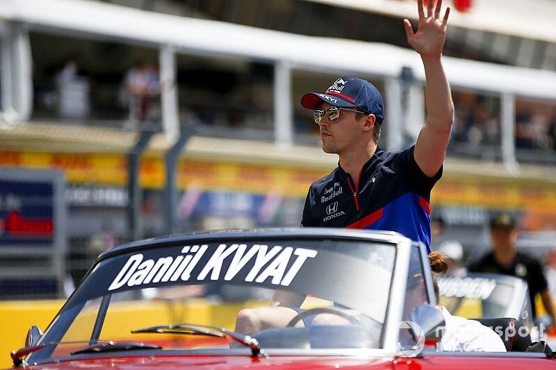 Daniil Kvyat, Toro Rosso, in the drivers parade