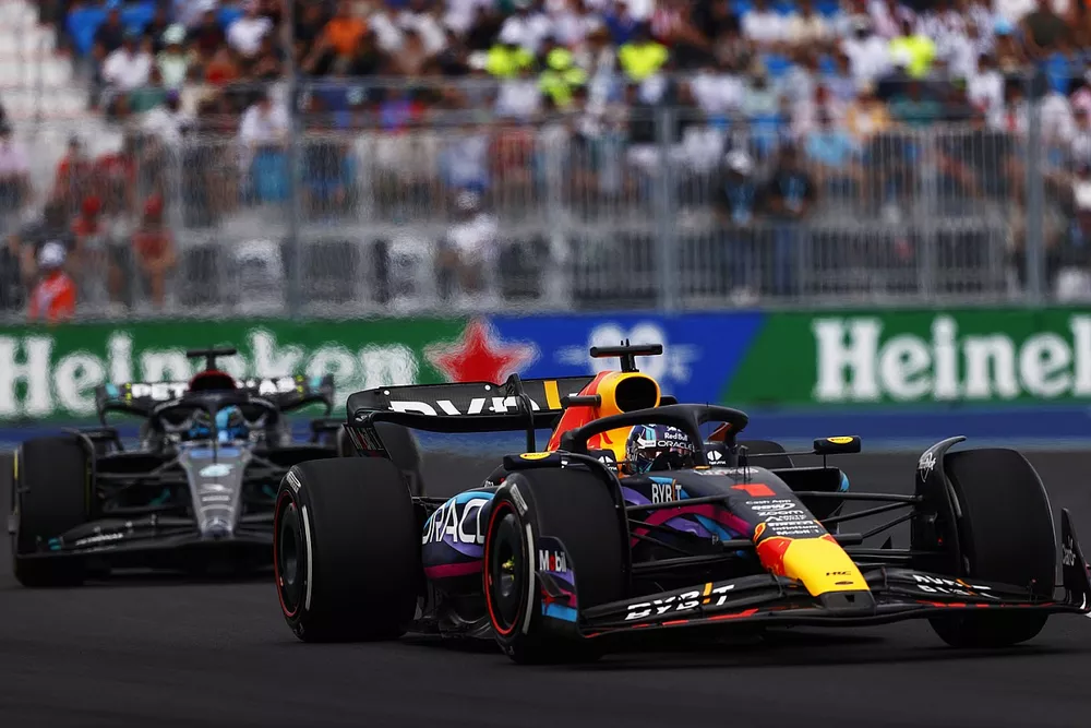 Max Verstappen, Red Bull Racing RB19, George Russell, Mercedes F1 W14
