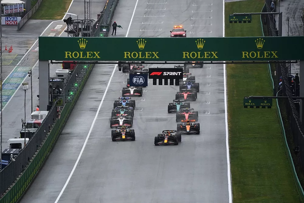 Max Verstappen, Red Bull Racing RB19, Sergio Pérez, Red Bull Racing RB19, lideran la salida para el Sprint
