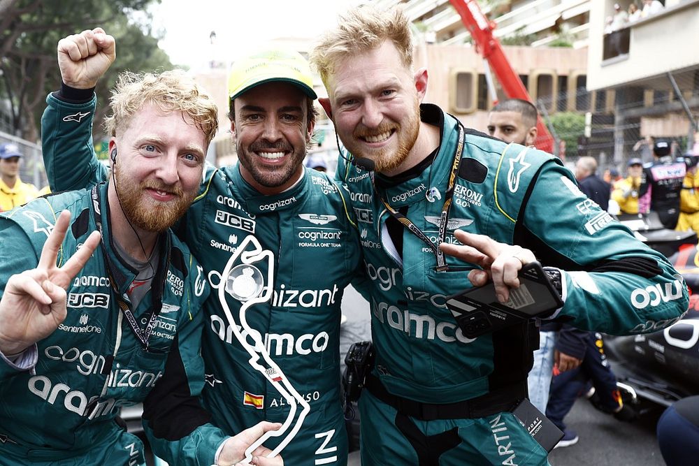 Fernando Alonso, Aston Martin F1 Team, 2ª posición, celebra con sus mecánicos después del podio