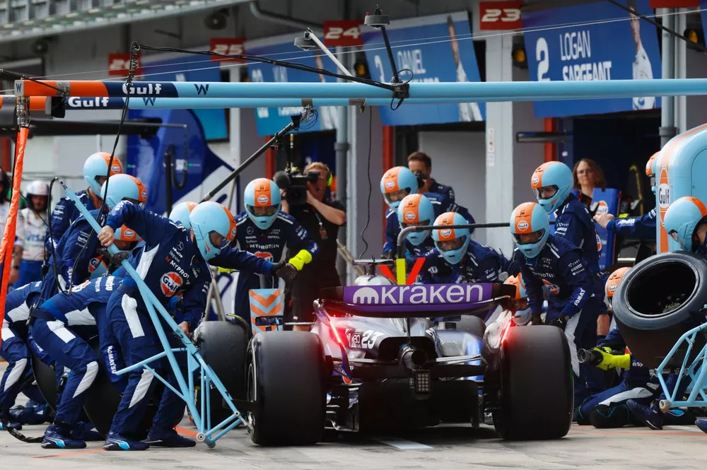 Alex Albon, Williams FW46, comes in for a pit stop