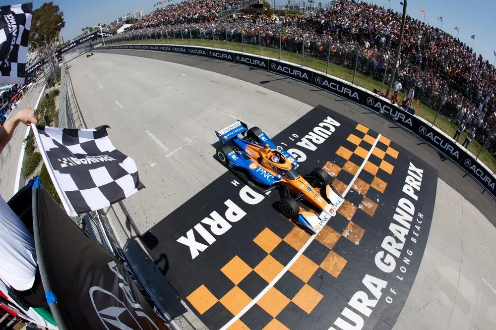 Scott Dixon, Chip Ganassi Racing Honda takes the checkered flag
