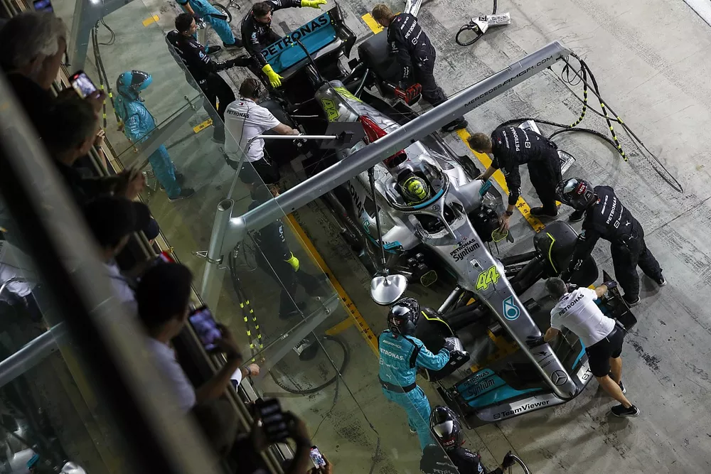 Lewis Hamilton, Mercedes W13, dans les stands