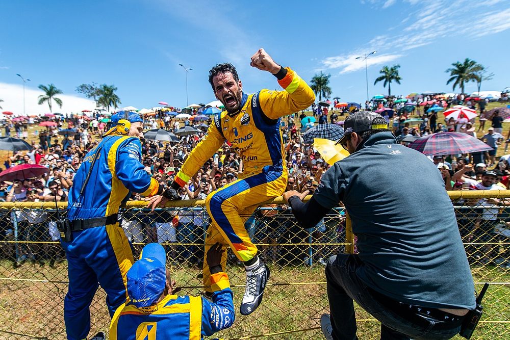 Thiago Camilo comemora vitória histórica em Goiânia