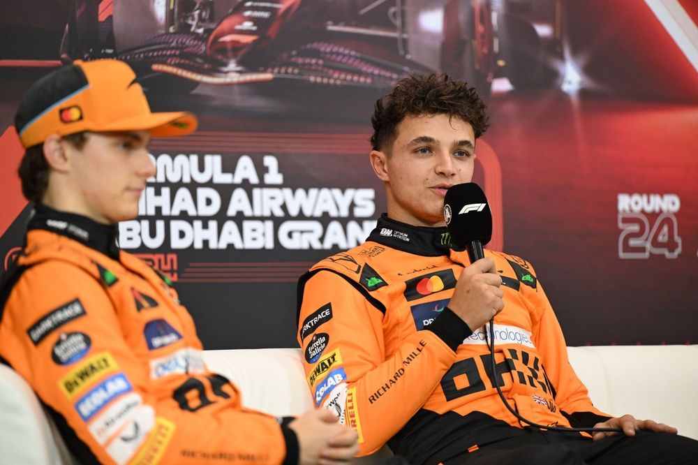 Oscar Piastri, McLaren F1 Team, pole man Lando Norris, McLaren F1 Team, na coletiva de imprensa após a qualificação