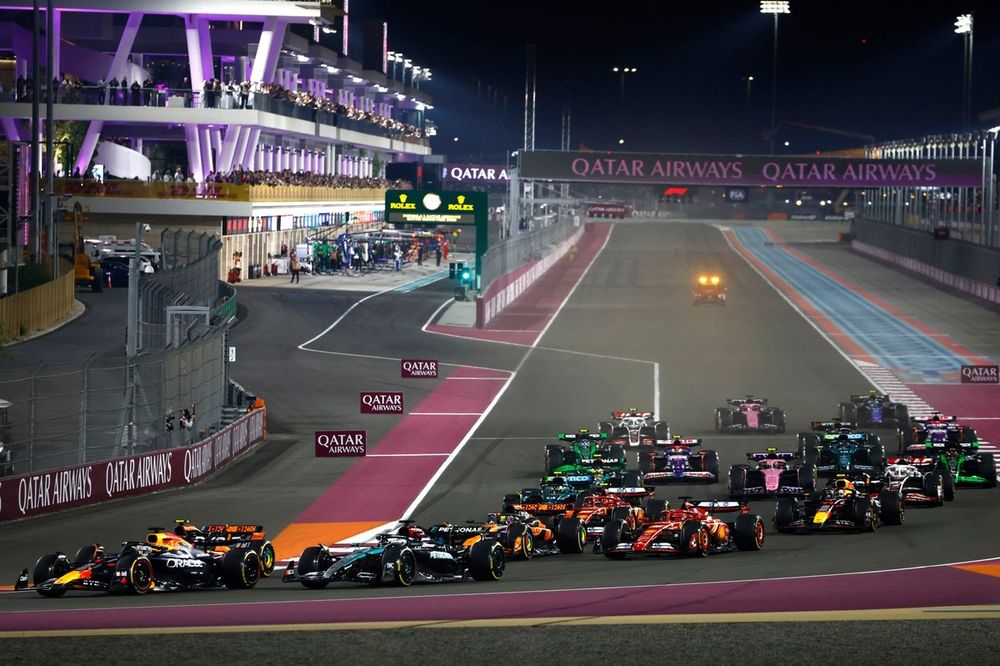 Max Verstappen, Red Bull Racing RB20, Lando Norris, McLaren MCL38, George Russell, Mercedes F1 W15, Oscar Piastri, McLaren MCL38, Charles Leclerc, Ferrari SF-24, the rest of the field at the start