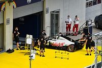 Grosjean evita la exclusión en Estiria pero sale del pitlane