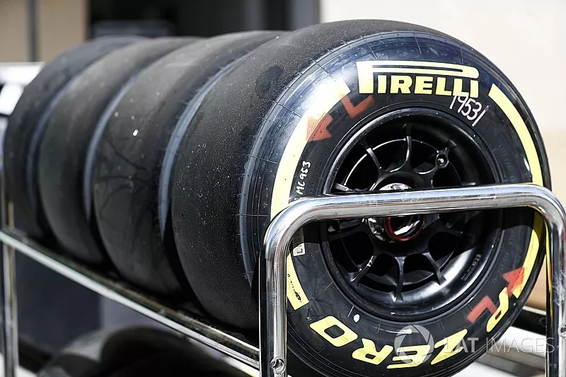 Neum&aacute;ticos Pirelli en un rack