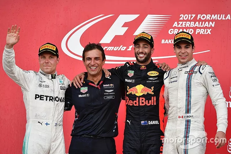 Le vainqueur Daniel Ricciardo, Red Bull Racing, Pierre Wache, ing&eacute;nieur en chef de la performance Red Bull Racing, Valtteri Bottas, Mercedes AMG F1, Lance Stroll, Williams
