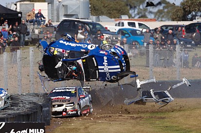 Terribile incidente alla Sandown 500: ecco il video