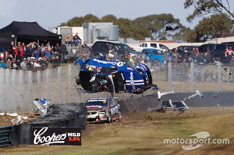 VIDEO: fuerte choque en la carrera de Supercars
