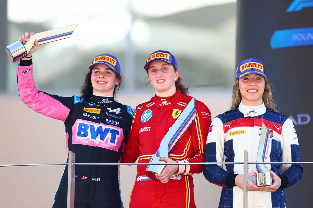 La ganadora Maya Weug,  PREMA Racing, la segunda Abbi Pulling, Rodin Motorsport, la tercera Nerea Marti, Campos Racing celebran en el podio