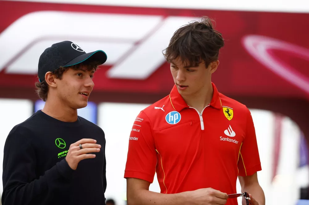 Oliver Bearman, pilote de réserve Ferrari et Haas F1 Team, Andrea Kimi Antonelli, pilote de réserve Mercedes-AMG F1 Team