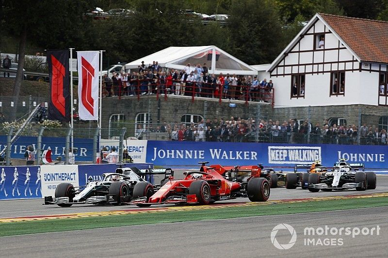 Sebastian Vettel, Ferrari SF90, lidera Lewis Hamilton, Mercedes AMG F1 W10, Valtteri Bottas, Mercedes AMG W10 