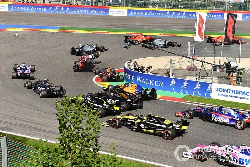 Kimi Raikkonen, Alfa Romeo Racing C38, es tocado por Max Verstappen, Red Bull Racing RB15. Charles Leclerc, Ferrari SF90, Lewis Hamilton, Mercedes AMG F1 W10, Sebastian Vettel, Ferrari SF90 y Valtteri Bottas, Mercedes AMG W10