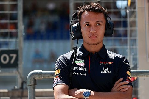 Albon aún no conoce las cláusulas de Mercedes en su contrato