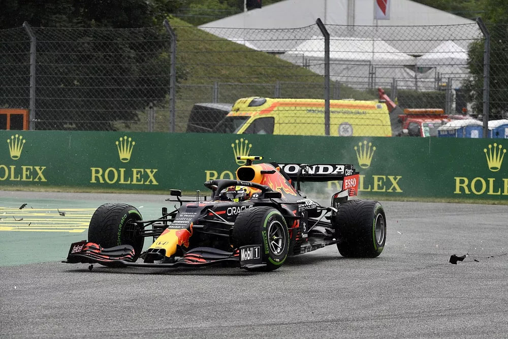 Sergio P&eacute;rez, Red Bull Racing RB16B, se ve envuelto en una colisi&oacute;n en la salida