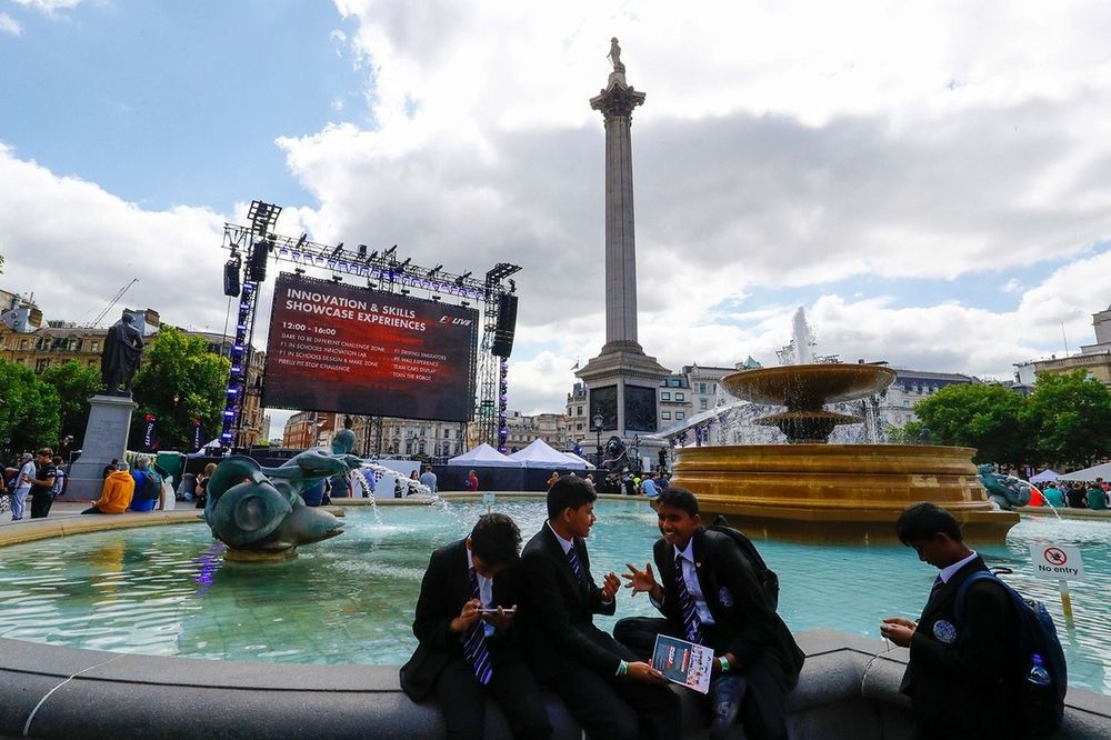 f1-british-gp-2017-schoolchildren-take-in-the-entertainment-in-trafalgar-square