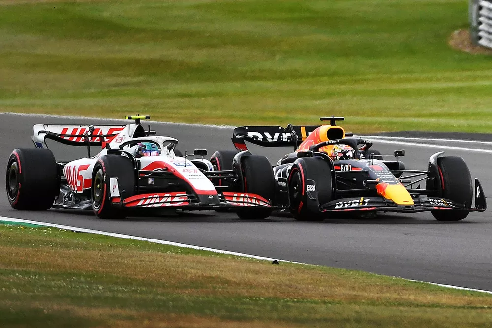 Max Verstappen, Red Bull Racing RB18, battles with Mick Schumacher, Haas VF-22