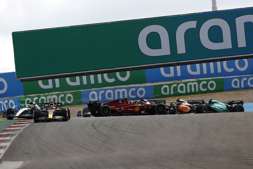 Max Verstappen, Red Bull Racing RB18, the field as Carlos Sainz, Ferrari F1-75, spins in the first corner