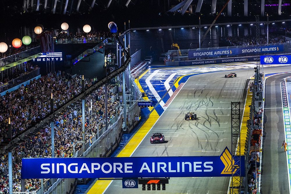 El Safety Car y Sergio P&eacute;rez, Red Bull Racing RB18, Charles Leclerc, Ferrari F1-75