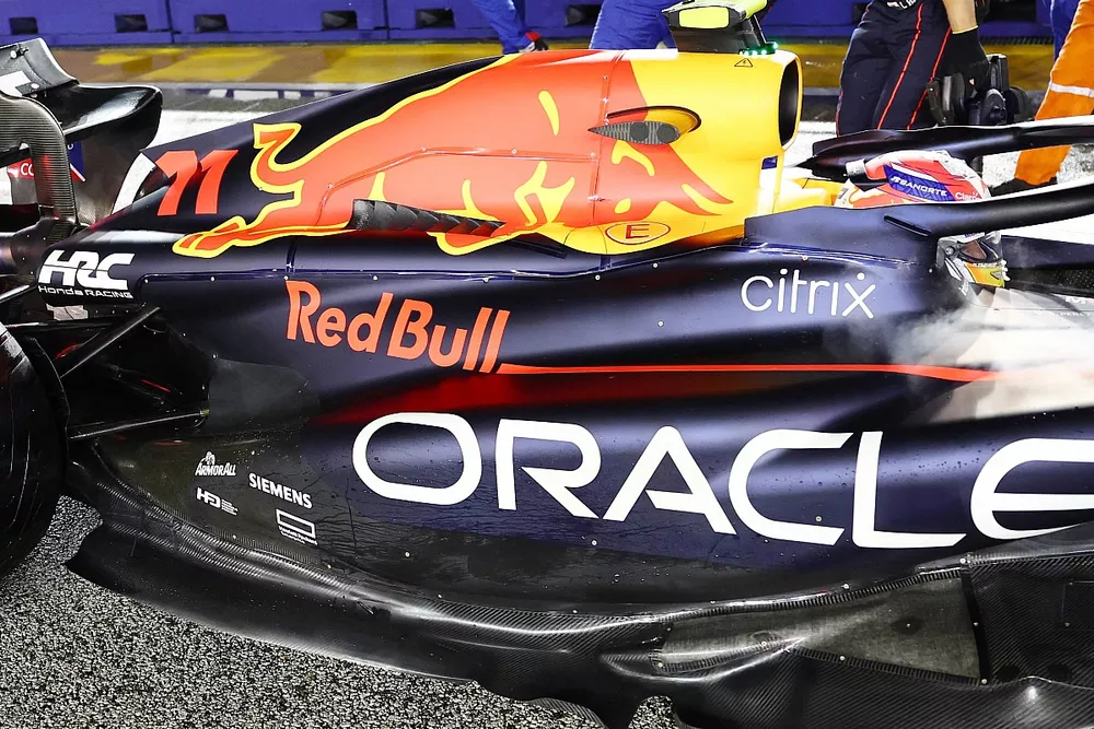 Sergio Perez, Red Bull Racing RB18 dettaglio del fondo
