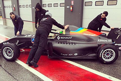 Команда Алонсо в Formula Renault 2.0 впервые вывела машину на трассу