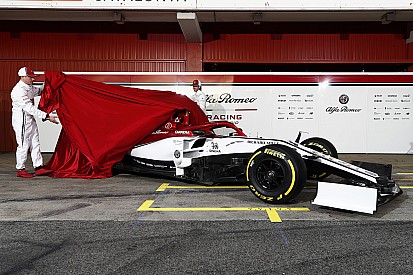 Галерея: презентація Alfa Romeo на піт-лейні в Барселоні