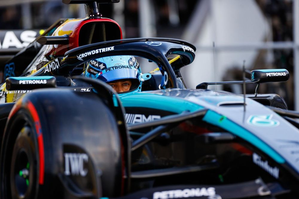 George Russell, Mercedes F1 W15, nos boxes