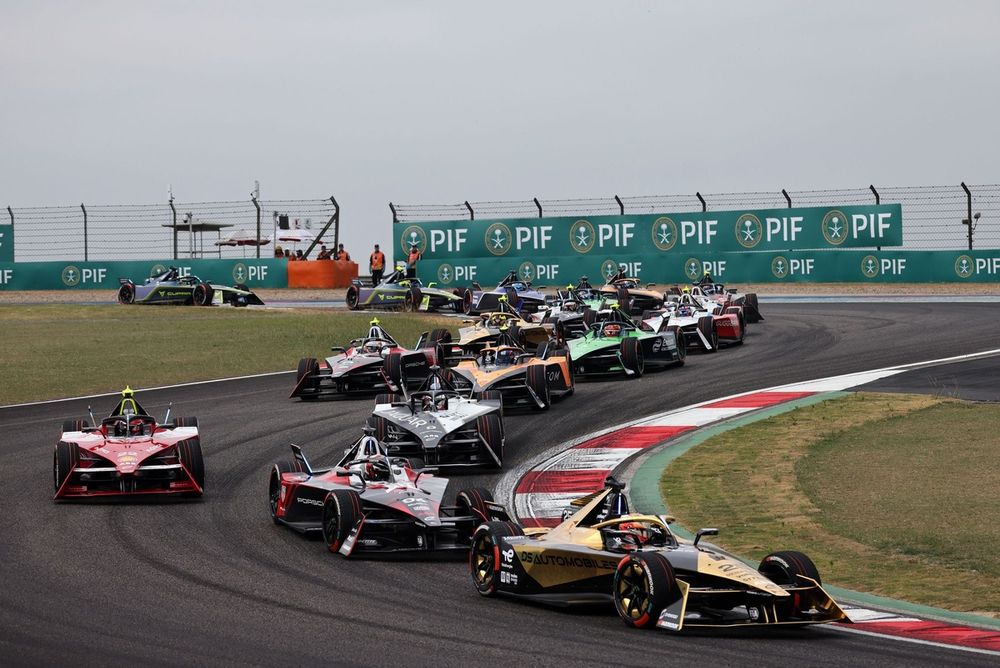 Start action, Jean-Eric Vergne, DS Penske, DS E-Tense FE23 leads