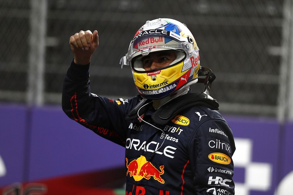 Ganador de la pole, Sergio P&eacute;rez, de Red Bull Racing, celebra tras la clasificaci&oacute;n
