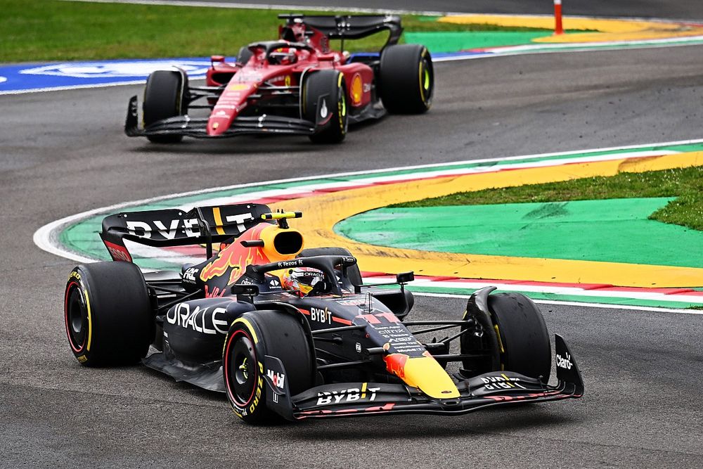 Sergio Pérez, Red Bull Racing RB18, Charles Leclerc, Ferrari F1-75