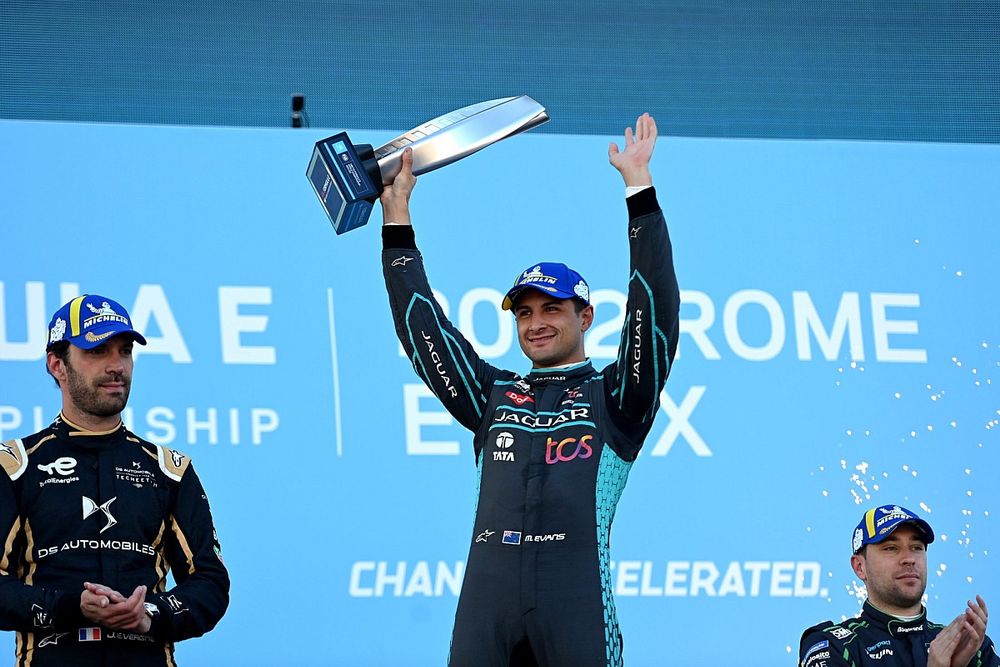 El ganador, Mitch Evans, Jaguar Racing, celebra la victoria en el podio con Jean-Eric Vergne, DS Techeetah, segundo, y Robin Frijns, Envision Racing, tercero