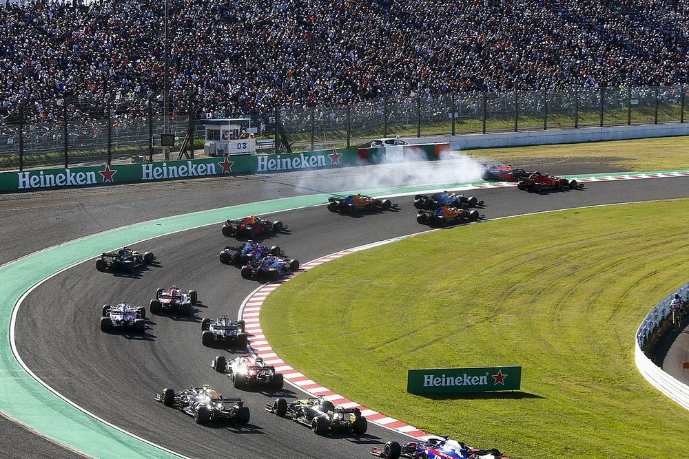 Max Verstappen, Red Bull Racing RB15 gira después de hacer contacto con Charles Leclerc, Ferrari SF90 