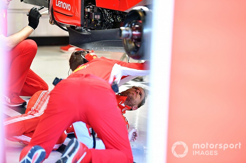 Ferrari: Vettel si infila sotto alla SF71H per controllare il fondo danneggiato