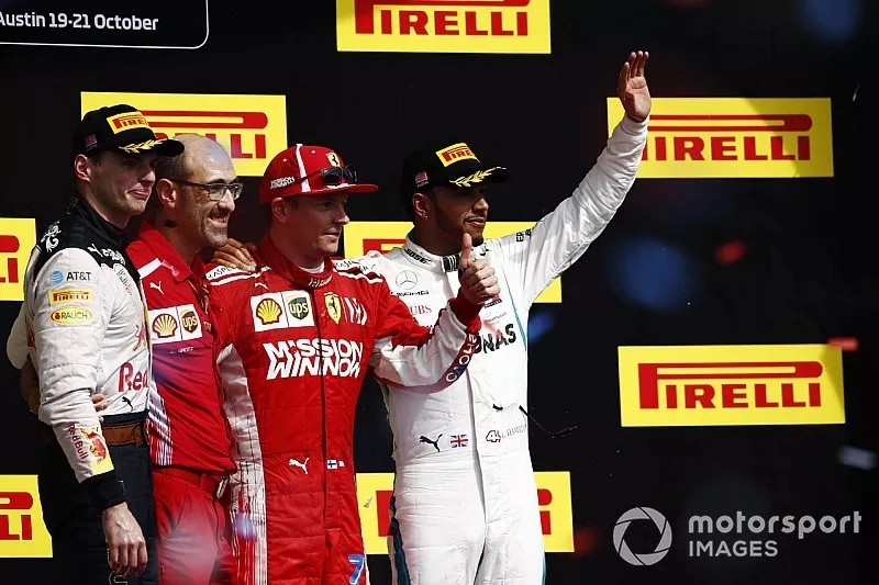 Kimi Raikkonen, Ferrari, festeggia sul podio dopo aver vinto la gara conh Max Verstappen, Red Bull Racing, Carlos Santi, Race Engineer, Ferrari, e Lewis Hamilton, Mercedes AMG F1