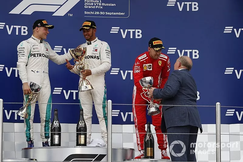 Podio: Sebastian Vettel, Ferrari recibe el trofeo en tercer lugar de Viktor Kiryanov, Presidente de la Federación de Automóviles de Rusia