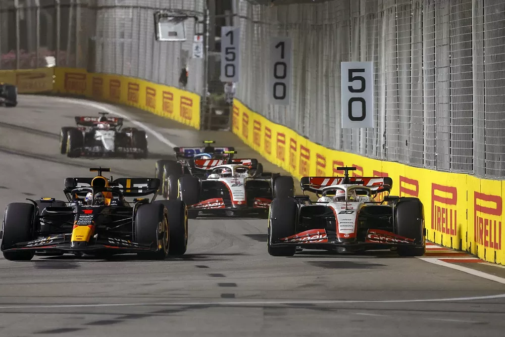 Max Verstappen, Red Bull Racing RB19, Kevin Magnussen, Haas VF-23, Nico Hulkenberg, Haas VF-23