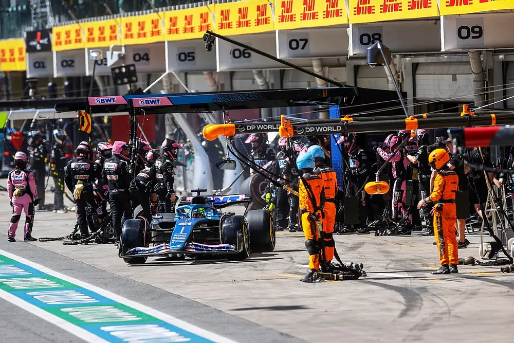Arr&ecirc;t au stand d'Esteban Ocon, Alpine A523