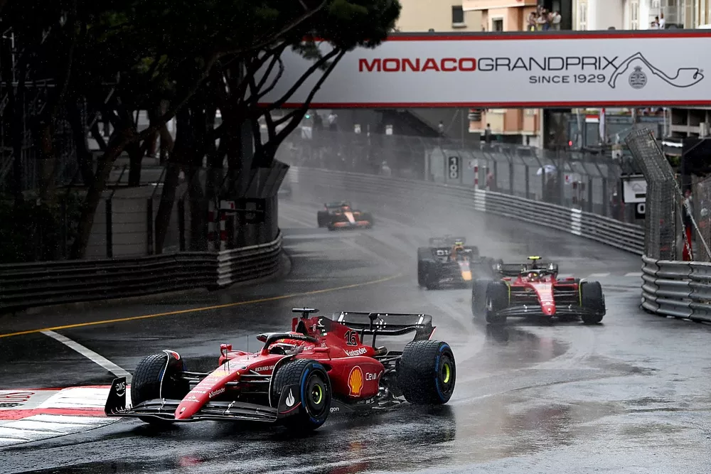 Charles Leclerc, Ferrari F1-75, Carlos Sainz, Ferrari F1-75, Sergio Perez, Red Bull Racing RB18, on the formation lap