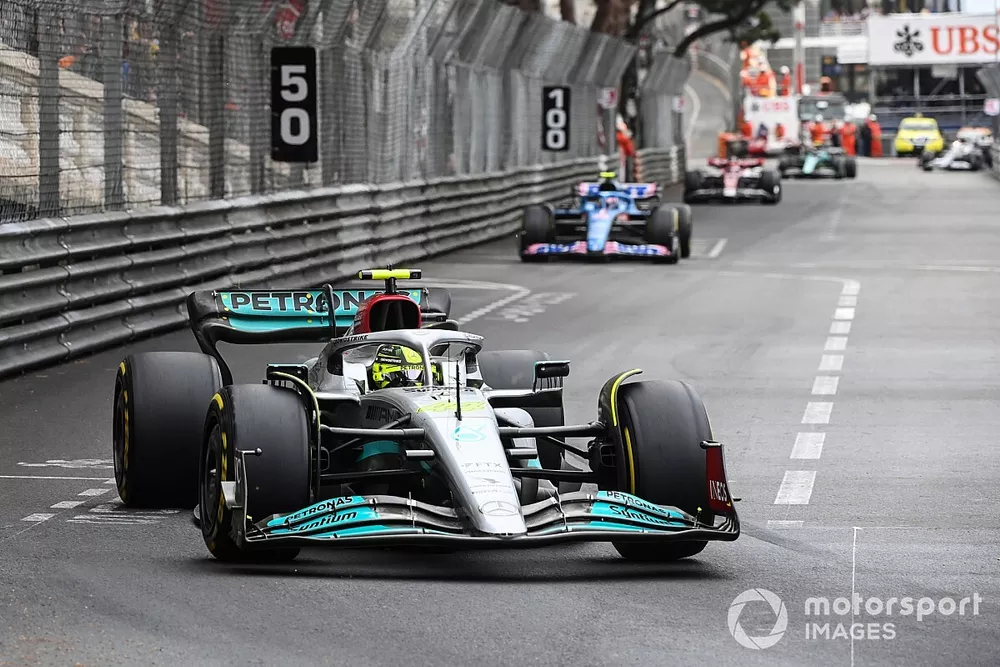 Lewis Hamilton, Mercedes W13, Esteban Ocon, Alpine A522