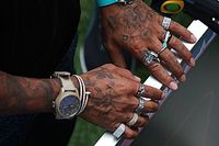 Hamilton recibe un permiso especial de dos carreras para quitarse sus joyas