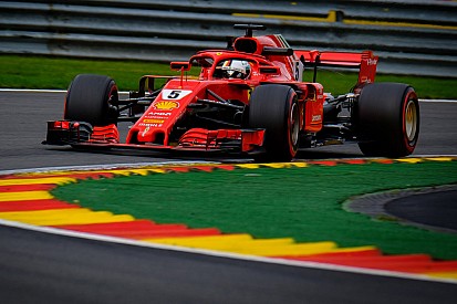 Пилоты Ferrari стали лучшими в субботней тренировке, Боттас отправил Вандорна в стену