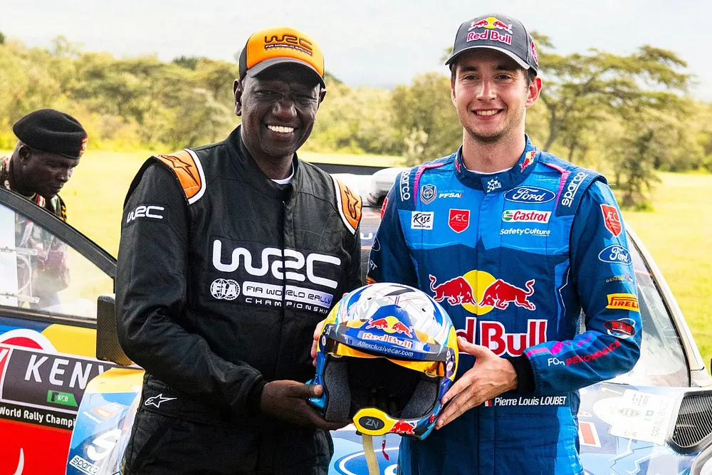William Ruto, presidente de Kenia, con Pierre-Louis Loubet, M-Sport Ford World Rally Team