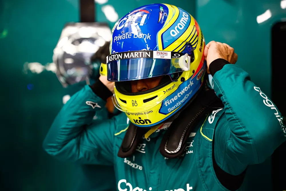 Fernando Alonso, Aston Martin F1 Team, se pone el casco 