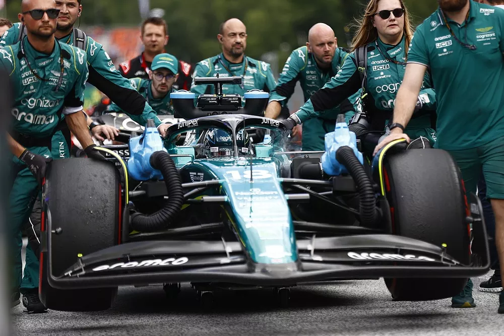 Lance Stroll, Aston Martin AMR23, is returned to the grid