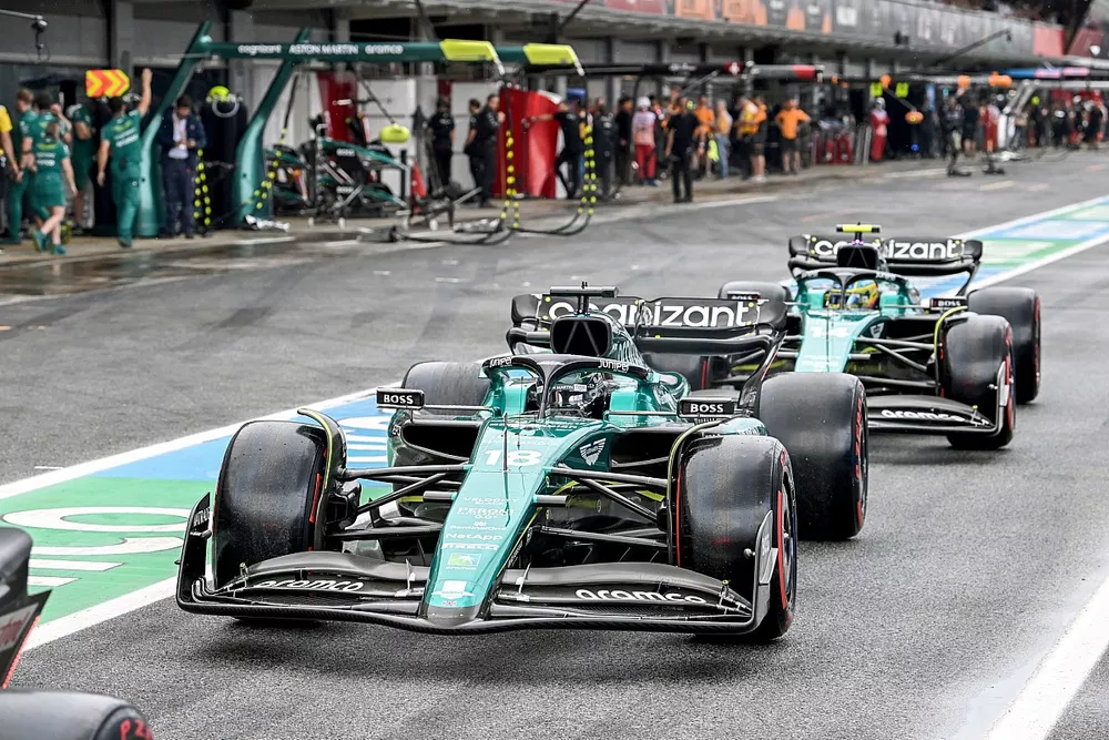 Lance Stroll, Aston Martin AMR23, Fernando Alonso, Aston Martin AMR23, en el carril it