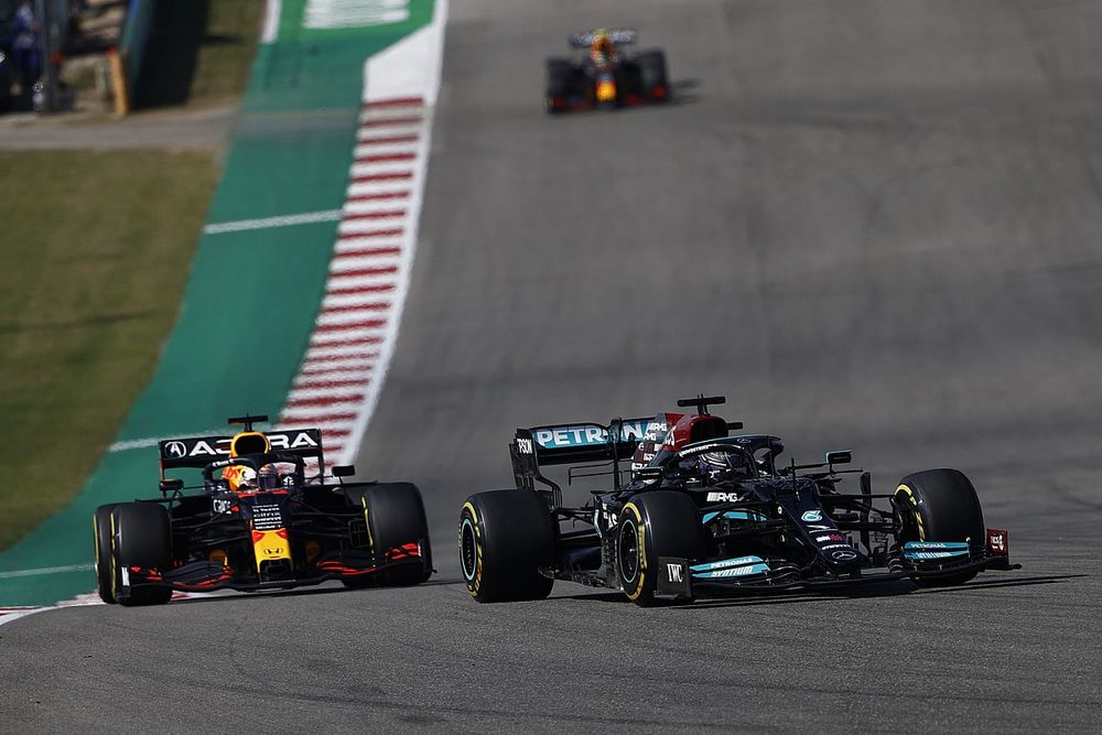 Lewis Hamilton, Mercedes W12, Max Verstappen, Red Bull Racing RB16B, y Sergio Pérez, Red Bull Racing RB16B