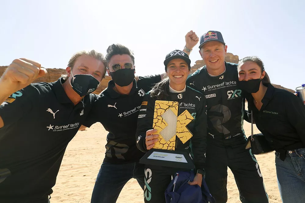 Nico Rosberg, fundador y director general de Rosberg X Racing Molly Taylor, Johan Kristoffersson, Rosberg X Racing celebran con el trofeo