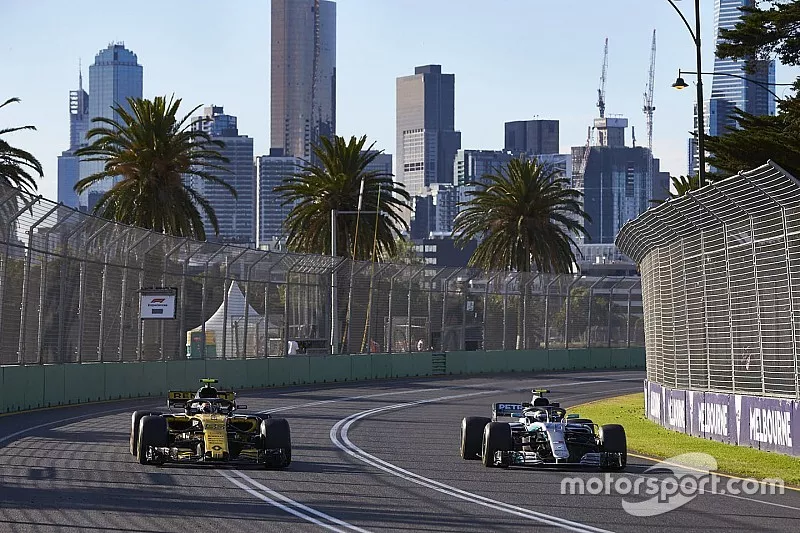 Valtteri Bottas, Mercedes AMG F1 W09, passe Carlos Sainz Jr., Renault Sport F1 Team R.S. 18
